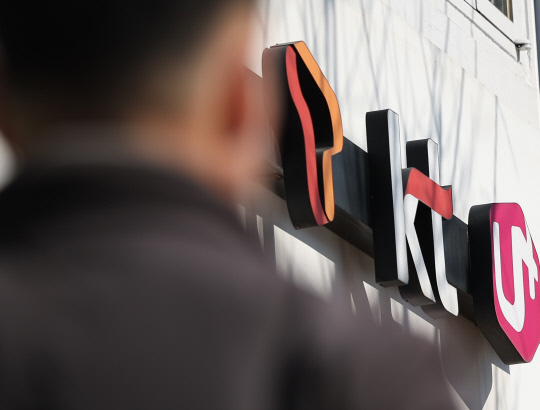 서울시내 휴대폰 매장을 한 시민이 지나가고 있다. 연합뉴스